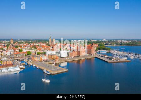 Vista aerea sul porto turistico nel porto della città della Pomerania occidentale Stralsund lungo lo Strelasund in estate, Meclemburgo-Vorpommern, Germania Foto Stock