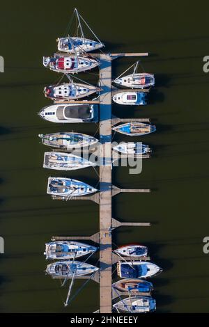 Vista aerea sul molo di ormeggio con barche a vela al porto della città Stralsund lungo il Strelasund, Mecklenburg-Vorpommern, Germania Foto Stock