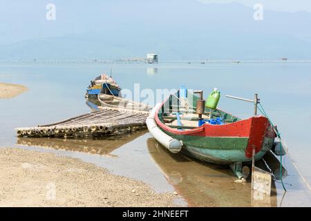 Tradizionali barche da pesca in legno sulla laguna di Lap an, la baia di Lang Co (vicino a Hue), il distretto di Phu Loc, la provincia di Thua Thien Hue, il Vietnam centrale Foto Stock