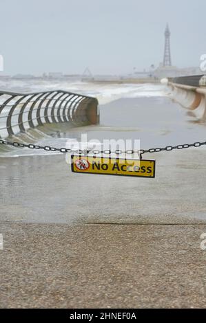 Storm Dudley, una delle due tempeste che colpiscono il Regno Unito arriva a Blackpool sulla costa nord-occidentale dell'Inghilterra seguita da Storm Eunice 24 ore più tardi, entrambi portando pioggia pesante e venti molto forti Foto Stock