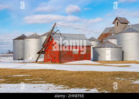 Vecchi fienili e silos in Midwest rurale. Foto Stock