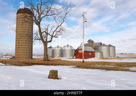 Vecchi fienili e silos in Midwest rurale. Foto Stock