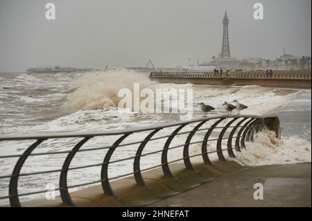 Storm Dudley, una delle due tempeste che colpiscono il Regno Unito arriva a Blackpool sulla costa nord-occidentale dell'Inghilterra seguita da Storm Eunice 24 ore più tardi, entrambi portando pioggia pesante e venti molto forti Foto Stock