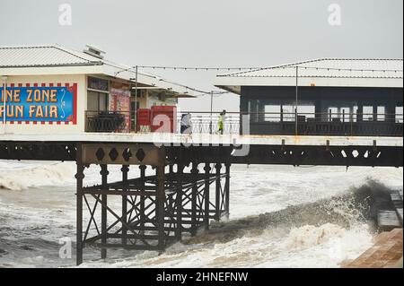 Storm Dudley, una delle due tempeste che colpiscono il Regno Unito, arriva a Blackpool sulla costa nord-occidentale dell'Inghilterra, seguita da una tempesta Eunice 24 ore più tardi, entrambe portando pioggia pesante e venti molto forti.Big Waves sotto South Pier Foto Stock