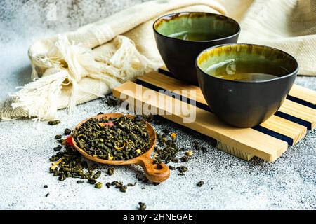 Due tazze di tè verde sencha con mango secco Foto Stock