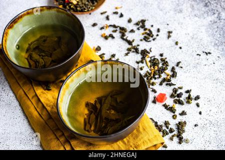 Due tazze di tè verde sencha con mango secco Foto Stock
