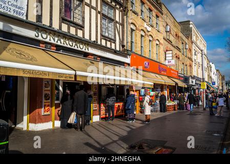 Persone che camminano su Whitechapel Road, Tower Hamlets, Londra, Regno Unito Foto Stock