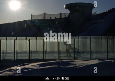 Zhangjiakou, la provincia cinese di Hebei. 16th Feb 2022. Un atleta compete durante il biathlon femminile 4x6km relay al National Biathlon Centre di Zhangjiakou, nella provincia di Hebei della Cina settentrionale, il 16 febbraio 2022. Credit: Peng Ziyang/Xinhua/Alamy Live News Foto Stock