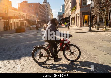 Un addetto alla consegna di GrubbHub nel Meatpacking District di New York venerdì 11 febbraio 2022. (© Richard B. Levine) Foto Stock