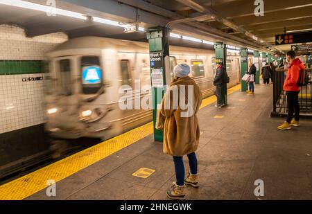 Il treno della metropolitana arriva alla stazione West 4th Street di Greenwich Village a New York domenica 13 febbraio 2022. (© Richard B. Levine) Foto Stock