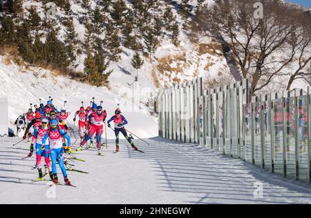 Zhangjiakou, la provincia cinese di Hebei. 16th Feb 2022. Gli atleti gareggiano durante il biathlon femminile 4x6km presso il National Biathlon Centre di Zhangjiakou, nella provincia di Hebei della Cina settentrionale, il 16 febbraio 2022. Credit: Peng Ziyang/Xinhua/Alamy Live News Foto Stock