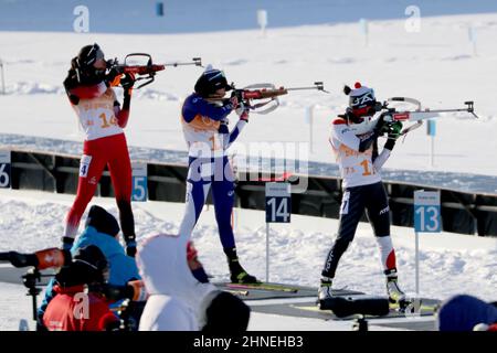 Zhangjiakou, Hebei, Cina. 16th Feb 2022. Asuka Hachisuka (JPN) Biathlon : relè femminile 4x6km durante i Giochi Olimpici invernali di Pechino 2022 al National Biathlon Centre di Zhangjiakou, Hebei, Cina . Credit: AFLO SPORT/Alamy Live News Foto Stock