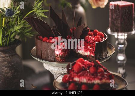 Deliziosa torta al cioccolato con lamponi decorati con schegge di cioccolato Foto Stock
