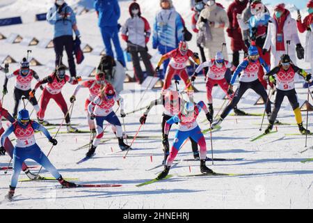 Zhangjiakou, la provincia cinese di Hebei. 16th Feb 2022. Gli atleti gareggiano durante il biathlon femminile 4x6km presso il National Biathlon Centre di Zhangjiakou, nella provincia di Hebei della Cina settentrionale, il 16 febbraio 2022. Credit: Jiang Hongjing/Xinhua/Alamy Live News Foto Stock