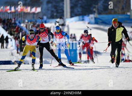Zhangjiakou, la provincia cinese di Hebei. 16th Feb 2022. Gli atleti gareggiano durante il biathlon femminile 4x6km presso il National Biathlon Centre di Zhangjiakou, nella provincia di Hebei della Cina settentrionale, il 16 febbraio 2022. Credit: Guo Cheng/Xinhua/Alamy Live News Foto Stock