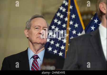 Washington, Stati Uniti. 16th Feb 2022. Il Sen. Mike Crapo, R-ID, guarda su durante la conferenza stampa sull'aumento dell'inflazione al Campidoglio degli Stati Uniti a Washington, DC mercoledì 16 febbraio 2022. Foto di Bonnie Cash/UPI Credit: UPI/Alamy Live News Foto Stock