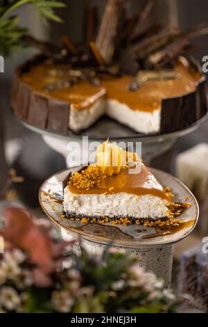 Fetta di cheesecake con condimento salato con salsa al caramello Foto Stock