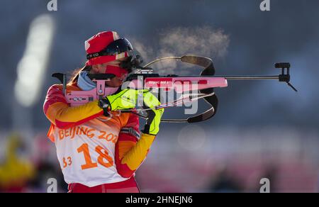 Zhangjiakou, la provincia cinese di Hebei. 16th Feb 2022. Ding Yuhuan della Cina compete durante il biathlon femminile 4x6km relay al National Biathlon Centre a Zhangjiakou, nella provincia di Hebei della Cina settentrionale, 16 febbraio 2022. Credit: Jiang Hongjing/Xinhua/Alamy Live News Foto Stock