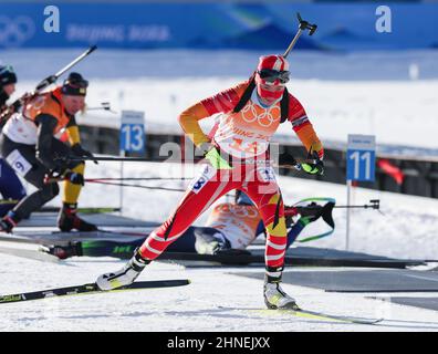 Zhangjiakou, la provincia cinese di Hebei. 16th Feb 2022. Ding Yuhuan della Cina compete durante il biathlon femminile 4x6km relay al National Biathlon Centre a Zhangjiakou, nella provincia di Hebei della Cina settentrionale, 16 febbraio 2022. Credit: Ding Ting/Xinhua/Alamy Live News Foto Stock