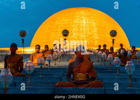 Bangkok, Tailandia. 16th Feb 2022. I monaci visti durante la cerimonia di meditazione per il Makha Buca Day al tempio di Wat Dhammakaya. I devoti di persona e in tutto il mondo hanno segnato il 52nd anniversario del tempio illuminando 1 milioni di lanterne e piantando 1 milioni di alberi. Credit: SOPA Images Limited/Alamy Live News Foto Stock