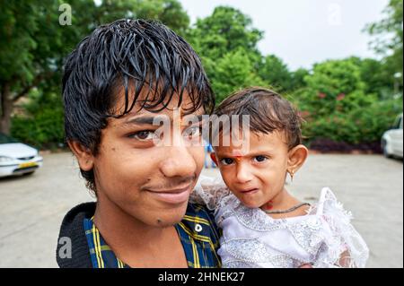 India Rajasthan. Ritratto di padre e figlio a Ranakpur Foto Stock