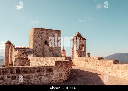 Rovine del castello di Olvera nel sud della Spagna situato sul percorso dei villaggi bianchi Foto Stock