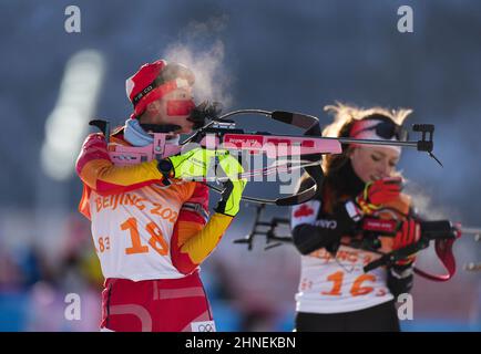 Zhangjiakou, la provincia cinese di Hebei. 16th Feb 2022. Ding Yuhuan della Cina compete durante il biathlon femminile 4x6km relay al National Biathlon Centre a Zhangjiakou, nella provincia di Hebei della Cina settentrionale, 16 febbraio 2022. Credit: Jiang Hongjing/Xinhua/Alamy Live News Foto Stock