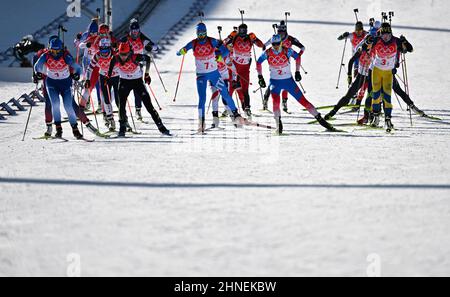 Zhangjiakou, la provincia cinese di Hebei. 16th Feb 2022. Gli atleti gareggiano durante il biathlon femminile 4x6km presso il National Biathlon Centre di Zhangjiakou, nella provincia di Hebei della Cina settentrionale, il 16 febbraio 2022. Credit: Guo Cheng/Xinhua/Alamy Live News Foto Stock