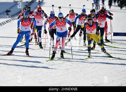 Zhangjiakou, la provincia cinese di Hebei. 16th Feb 2022. Gli atleti gareggiano durante il biathlon femminile 4x6km presso il National Biathlon Centre di Zhangjiakou, nella provincia di Hebei della Cina settentrionale, il 16 febbraio 2022. Credit: Guo Cheng/Xinhua/Alamy Live News Foto Stock