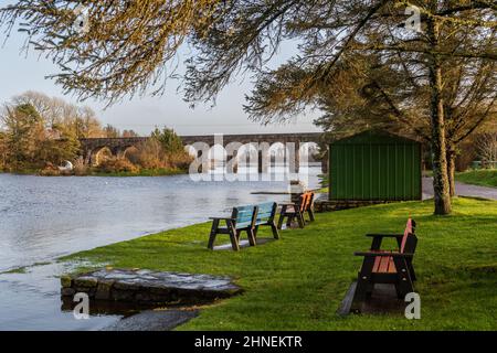 Ballydehob, West Cork, Irlanda. 16th Feb 2022. Storm Dudley ha colpito l'Irlanda oggi con 65KMH venti e raffiche fino a 110KMH. Il sole tramonta a Ballydehob dopo una giornata di venti di forza gelosa e pioggia intensa. Credit: AG News/Alamy Live News Foto Stock