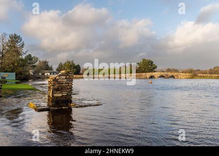 Ballydehob, West Cork, Irlanda. 16th Feb 2022. Storm Dudley ha colpito l'Irlanda oggi con 65KMH venti e raffiche fino a 110KMH. Il sole tramonta a Ballydehob dopo una giornata di venti di forza gelosa e pioggia intensa. Credit: AG News/Alamy Live News Foto Stock