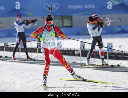 Zhangjiakou, la provincia cinese di Hebei. 16th Feb 2022. Chu Yuanmeng della Cina compete durante il biathlon femminile 4x6km relè al National Biathlon Centre in Zhangjiakou, la provincia di Hebei della Cina settentrionale, il 16 febbraio 2022. Credit: Ding Ting/Xinhua/Alamy Live News Foto Stock