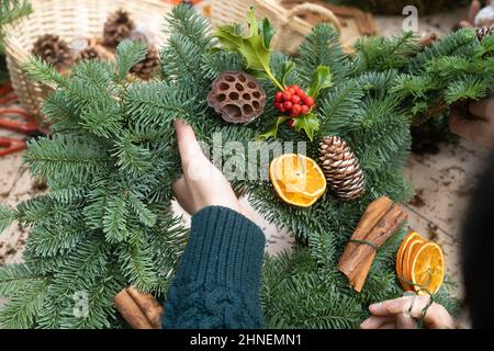 laboratorio di preparazione della corona di natale Foto Stock