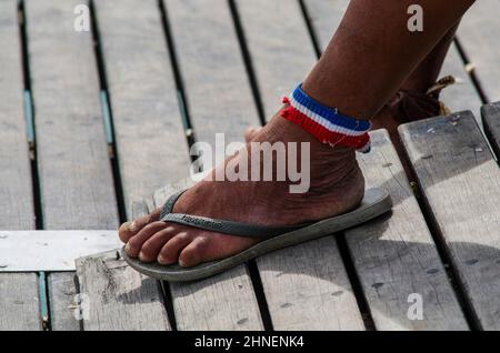 Salvador, Bahia, Brasile - 05 dicembre 2015: Primo piano delle gambe e dei piedi della gente che cammina sulla strada. Città di Salvador nello stato brasiliano di Bahia Foto Stock