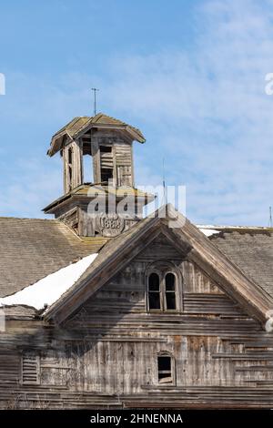 Primo piano dettaglio tetto di un vecchio 1882 fienile in legno. Contea di LaSalle, Illinois, Stati Uniti. Foto Stock