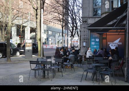 Street cafe di fronte all'Haus Huth presso l'Alte Potsdamer Strasse, Potsdamer Platz, Berlino, Germania - 13 febbraio 2022. Foto Stock