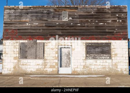 Storefront abbandonato nella piccola città del Midwest. Foto Stock