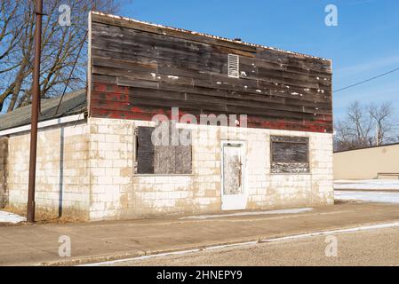 Storefront abbandonato nella piccola città del Midwest. Foto Stock