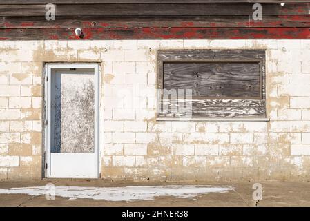 Storefront abbandonato nella piccola città del Midwest. Foto Stock