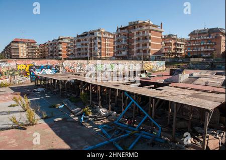 Lido di Ostia, Roma, Italia 24/10/2017: The Spot, skate Park. Per anni punto di riferimento per i giovani, chiuso nel 2013 per presunti abusi edilizi, è stato distrutto nel 2014 da un incendio. © Andrea Sabbadini Foto Stock