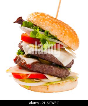 hamburger grigliato a due piani con manzo, pomodoro e formaggio Foto Stock