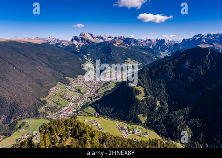 Veduta aerea della Val Gardena e del comune di Ortisei, del gruppo Odle e del gruppo Sella in lontananza, visto da Puflatschspitz all'Alpe di Seiser. Foto Stock