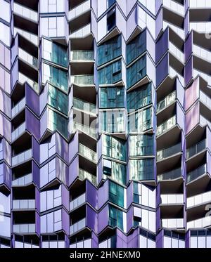 Melbourne, Victoria, Australia - particolare del rivestimento lilla in alluminio della torre faro edificio di Elenberg Fraser Foto Stock