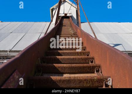 Trasportatore arrugginito su vecchio fienile vintage in Illinois rurale. Foto Stock