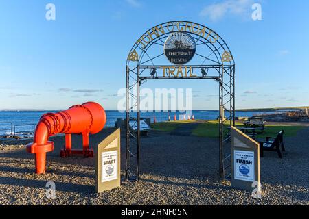 Arco in ferro battuto e un foghorn all'inizio (o alla fine) del John o'Groats Trail, John o'Groats, Caithness, Scozia, Regno Unito Foto Stock