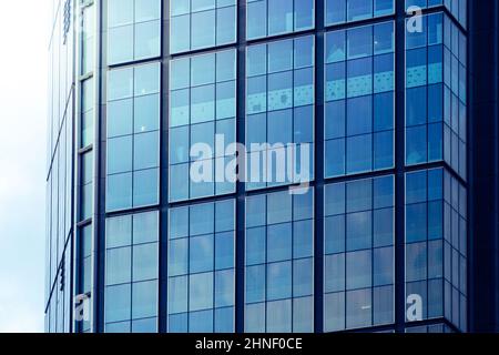 Moderno edificio con facciata in vetro Foto Stock