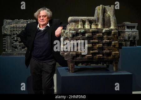 Praga, Repubblica Ceca. 16th Feb 2022. Lo scultore ceco Jaroslav Rona presenta la mostra Architectons and Machines nel DOX Centre for Contemporary Art di Praga, Repubblica Ceca, 16 febbraio 2022. Credit: Vit Simanek/CTK Photo/Alamy Live News Foto Stock