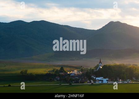 Vista della chiesa gotica nel villaggio di Turciansky Dur, Slovacchia. Foto Stock
