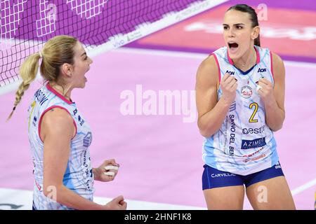 Pala Wanny, Firenze, 16 febbraio 2022, Felicità di Sara Alberti (Savino del bene Scandicci) e Veronica Angeloni (Savino del bene Scandicci) durante il Bisonte Firenze vs Savino del bene Scandicci - Pallavolo Serie Italiana A1 Donne match Foto Stock