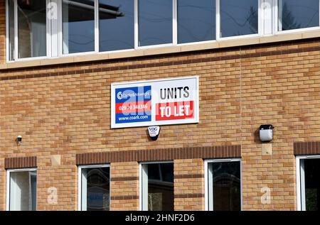 Treforest, Galles - Febbraio 2022: Segno fuori di un edificio ufficio pubblicità spazio ufficio in affitto. Lavorare da casa ha avuto un impatto significativo Foto Stock